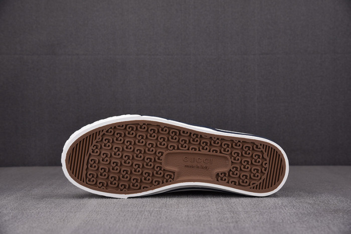 G*u*i* trainer sneaker95