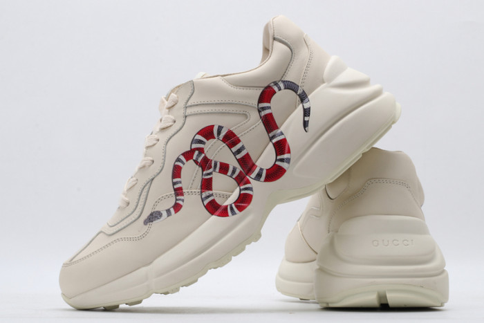 G*u*i* trainer sneaker23